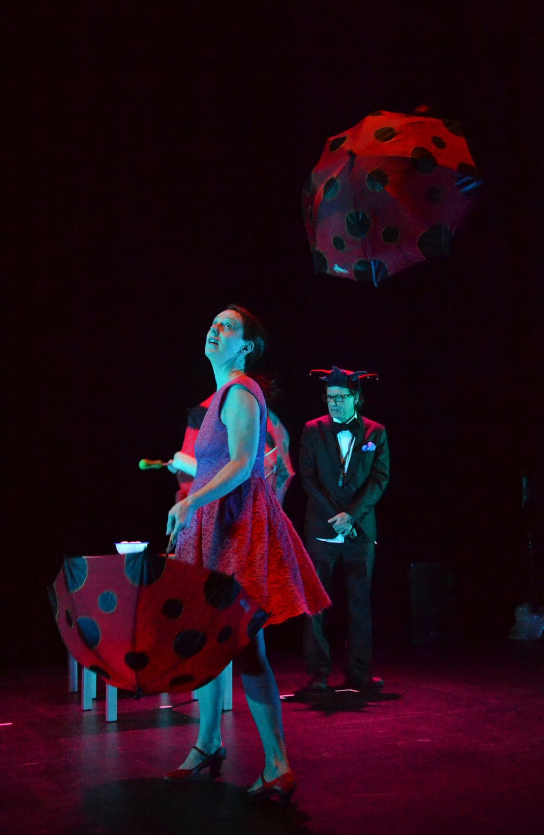 Numéro de jonglage avec des parapluies dans le spectacle Jongloria Multitaskus