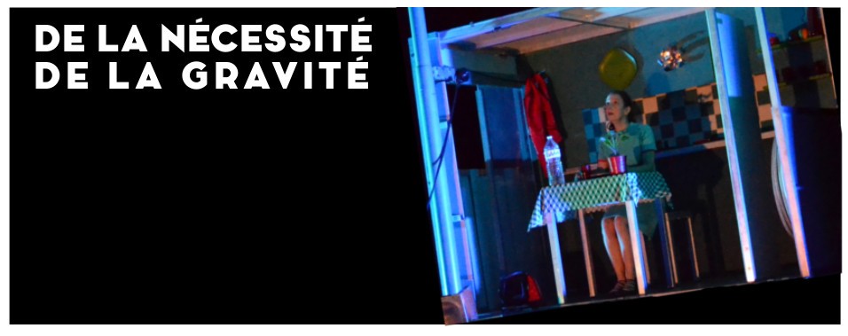 Karen Bourre Juggler sitting facing the audience in the hut of the show De la Nécessité de la Gravité (The Necessity of Gravity)