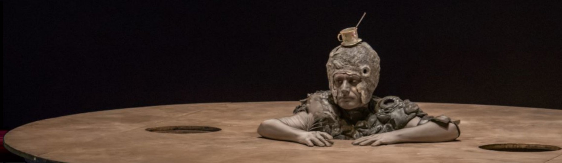 spectacle jeune public visuel poétique Julien Lanaud costumé en homme caillou sur la petite planète