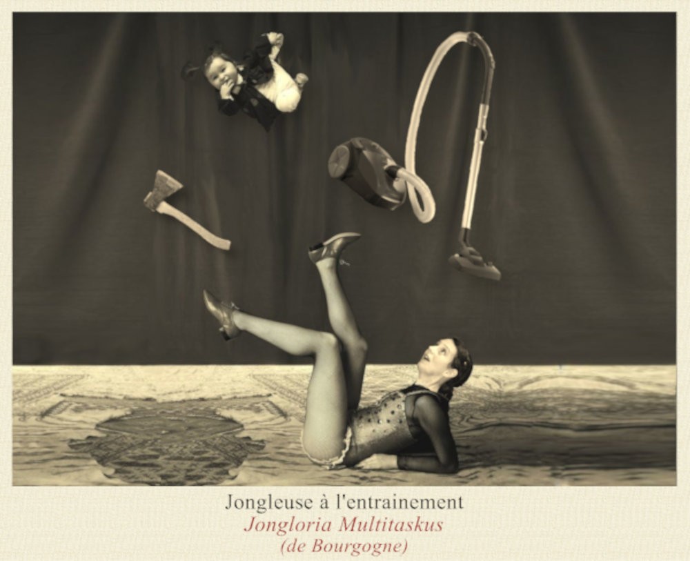 Scène du spectacle Jongloria Multitaskus autour de l’histoire de la jonglerie